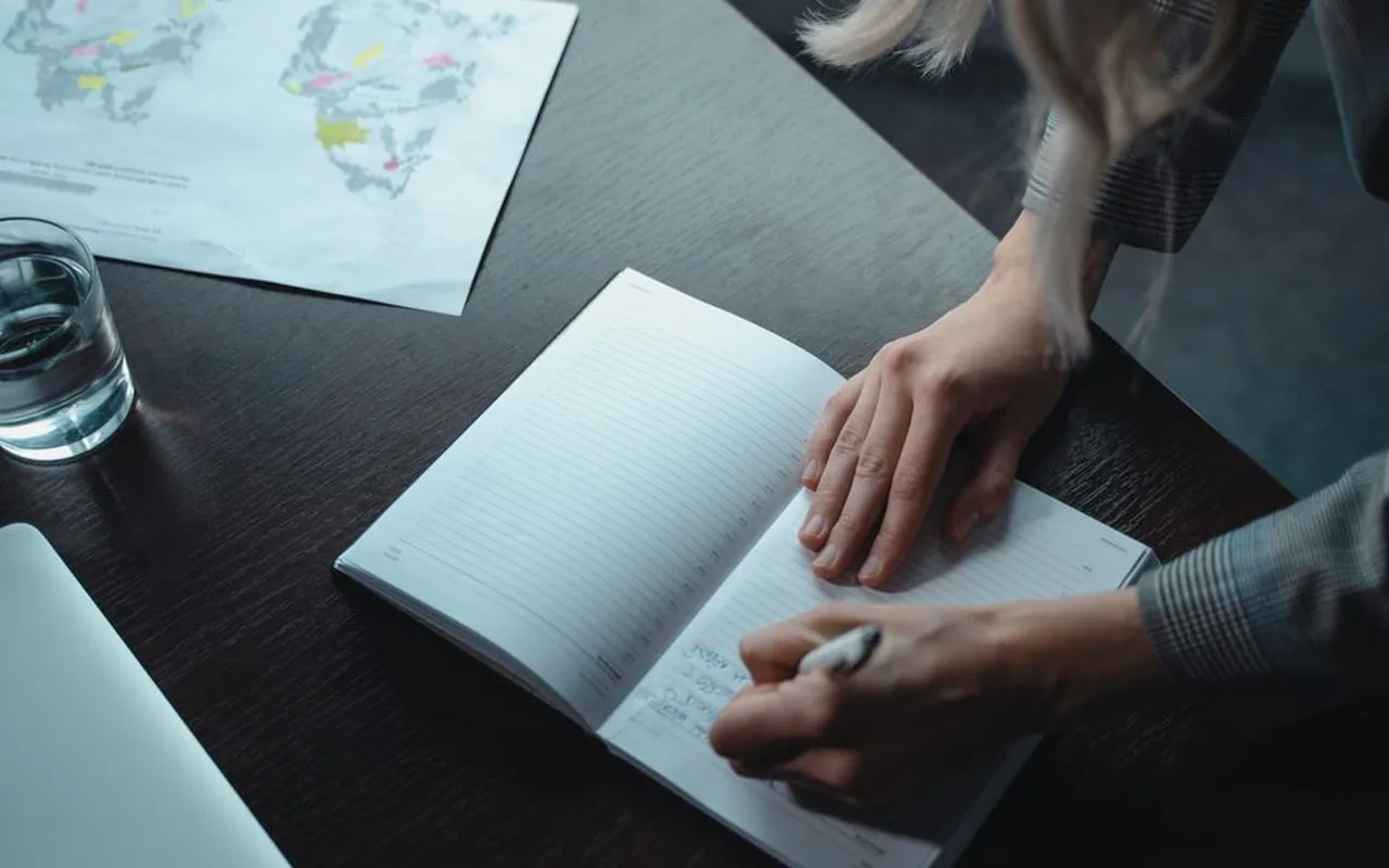 Une table de travail couverte de contrats annotés